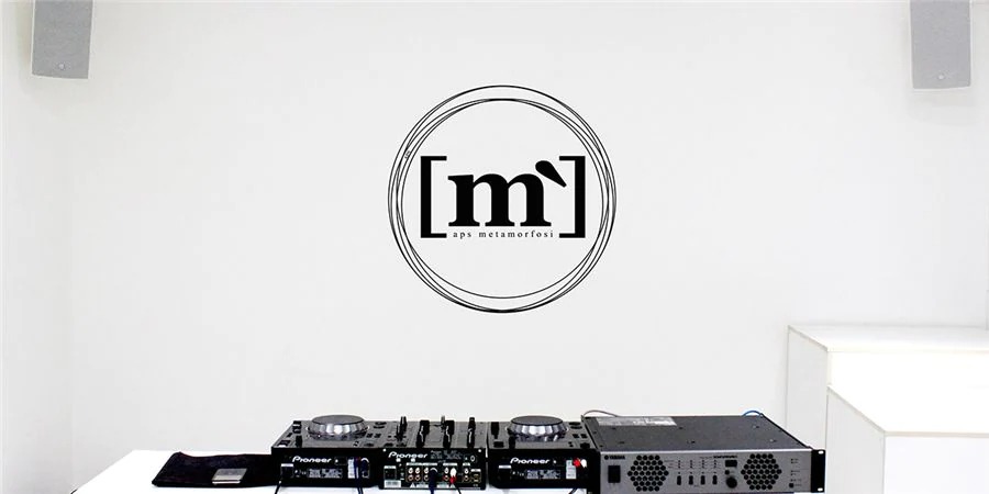 海洋之神帮助Metamorfosi酒吧中的工匠们